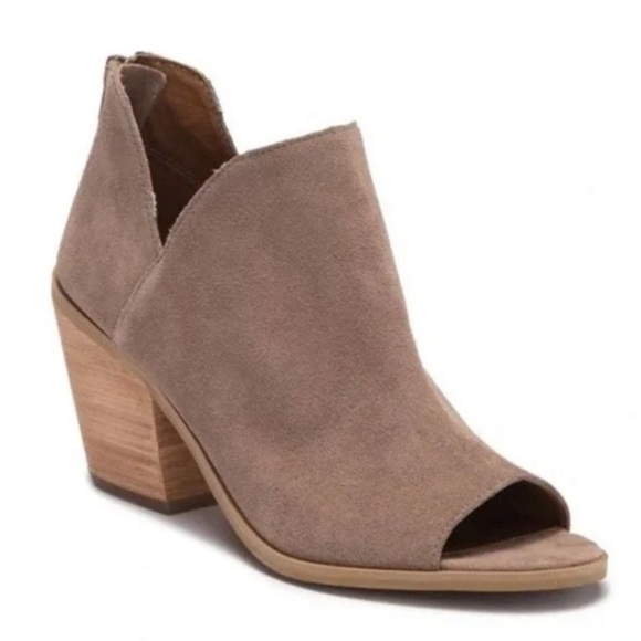 Susina Corina, Nude Leather PeepToe Booties w/ a zip up back closure & a 3” heel - Picture 12 of 12